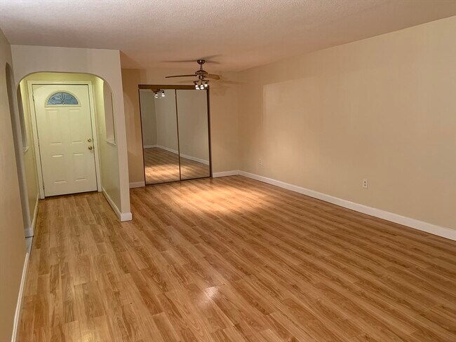 Foto del edificio - 14 Shadowbrook Ln