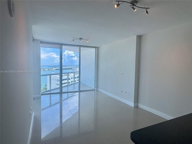 Foto del edificio - 480 NE 30th St