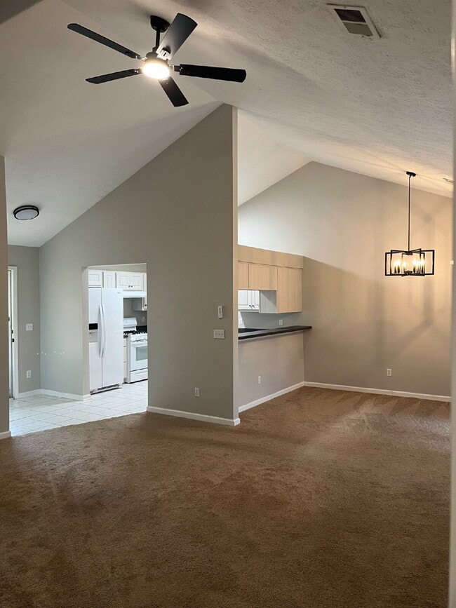 Building Photo - 135 Lake Chateau Dr