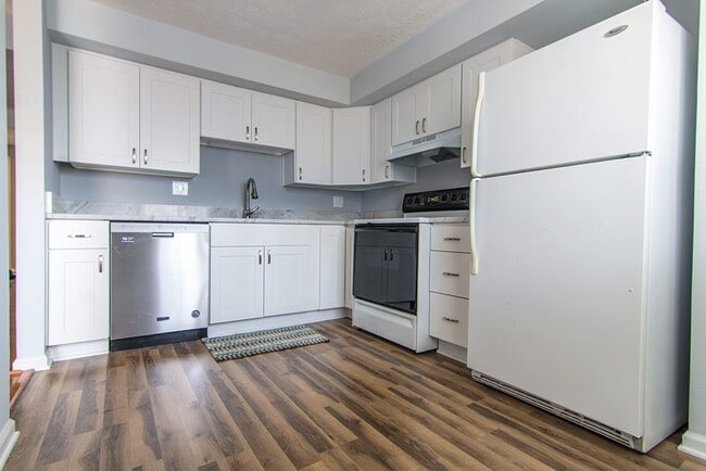 Building Photo - Commuters dream. Beautiful 3 BR 2 FB, 2 HB townhome