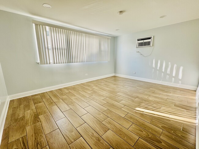 Foto del edificio - 2343 S Lombard Ave
