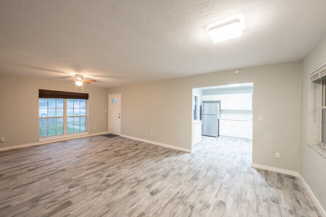 Building Photo - 1011 Bianca Dr NE