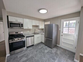 Building Photo - 10043 Hedge Dr