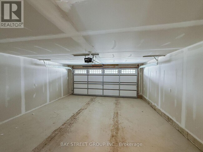 Building Photo - 1030 Dyas Ave