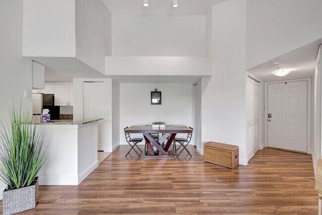 Foto del edificio - 1400 Crestwood Ct S