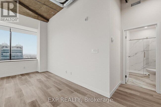 Photo du bâtiment - 30 Duke St W