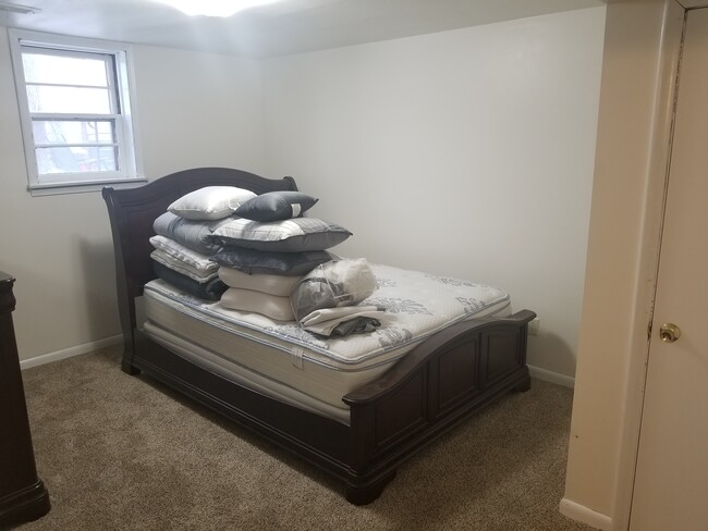 Large bedroom 16*11 - 4002 reservoir blvd