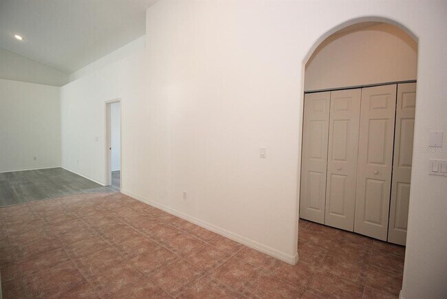 Foto del edificio - 84 W Waterside Pkwy