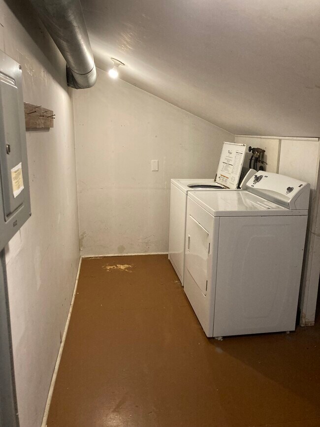 Building Photo - 608 Cherry Rd NE