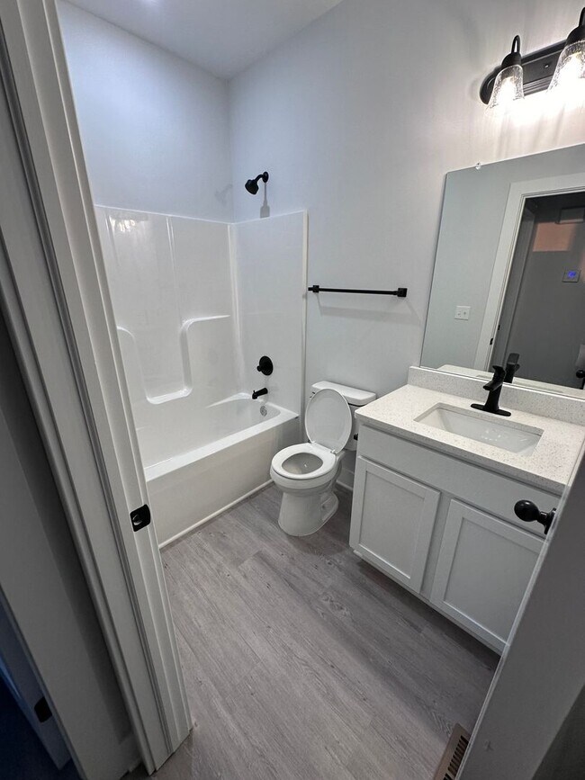 Foto del edificio - $1875- 4 bed 3 bath - New Build Duplex in a beautiful neighborhood!