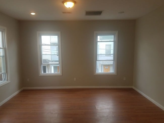 Building Photo - 45 Blum St