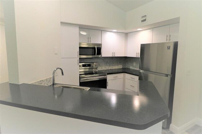 Foto del edificio - 3340 Pinewalk Dr N