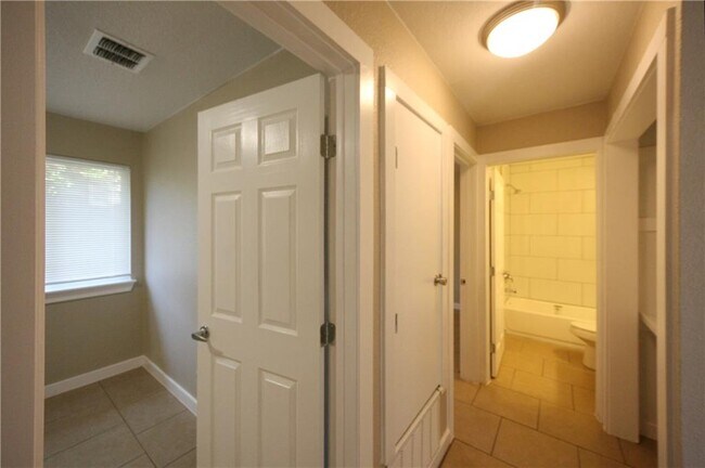 Building Photo - 1811 Nicole Cir