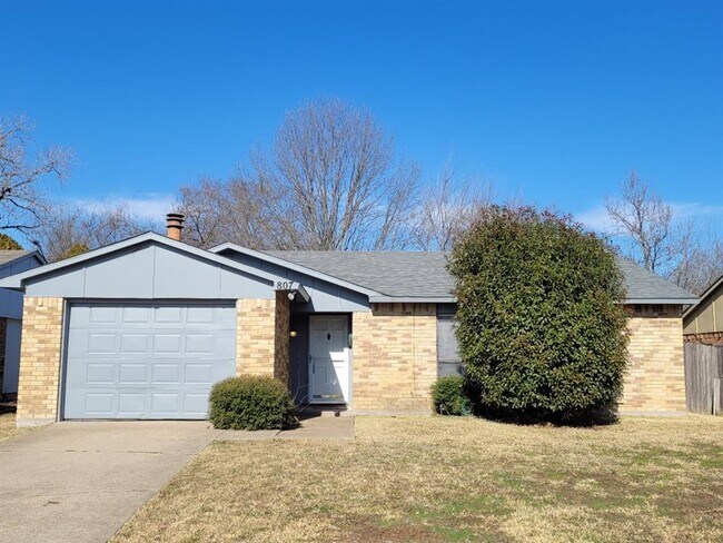 Building Photo - 807 Rolling Ridge Dr