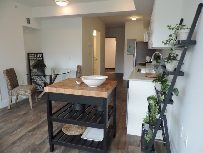 Building Photo - Beautiful 1 Bedroom 1 Bath with Balcony