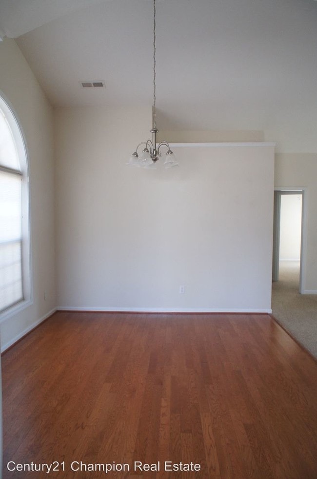 Building Photo - 205 Winterlochen Dr