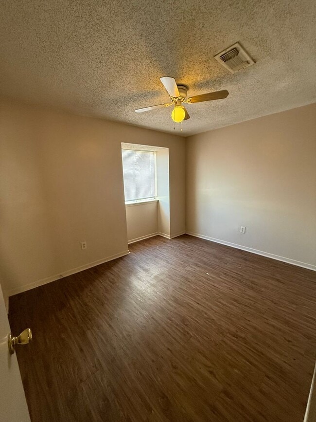 Building Photo - 2BD 1.5BA TOWNHOUSE WITH WATER INCLUDED