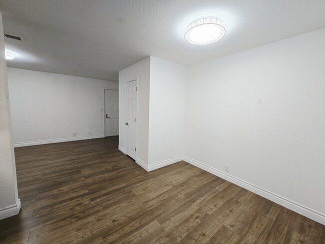 Building Photo - 5081 River Glen Dr