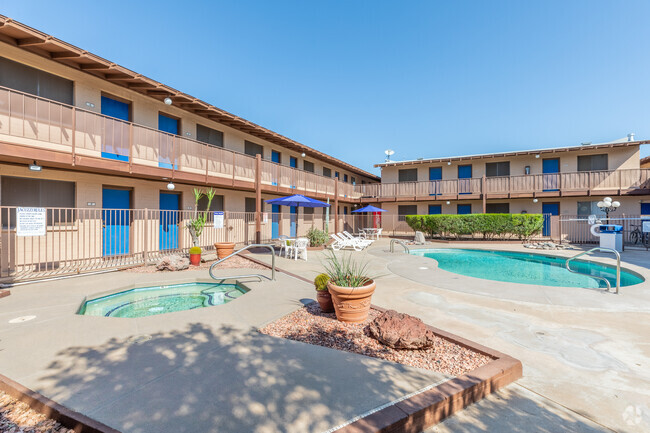 Piscina - La Petite Chateau Apartments