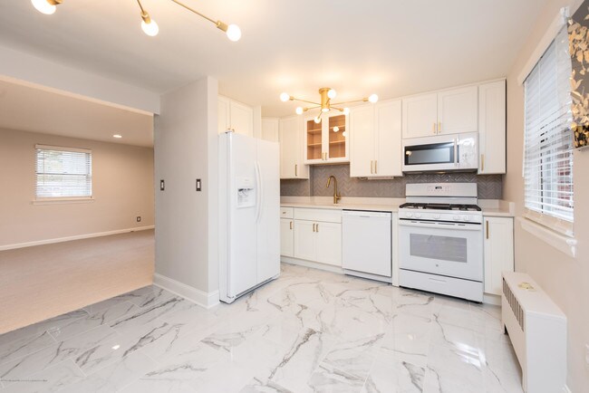 Building Photo - 136 Manor Dr