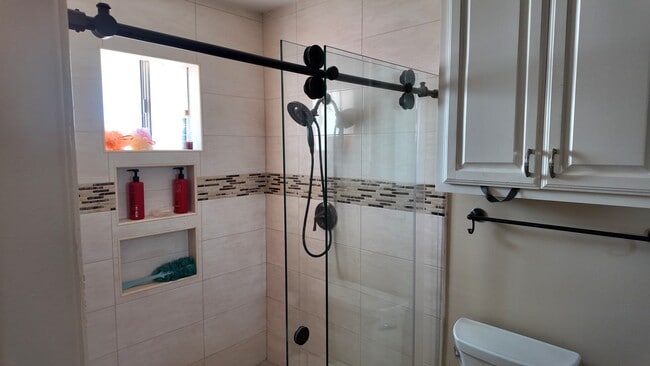 Building Photo - 2405 Helena Ave