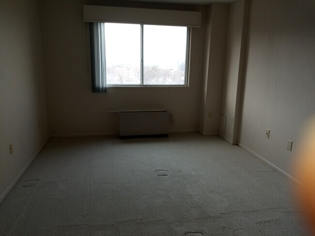 Large bedroom - 2059 Huntington Ave