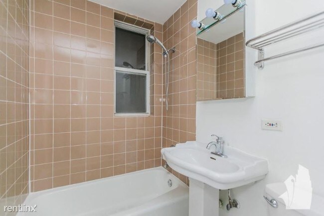 Foto del edificio - 677.5 W Wrightwood Ave