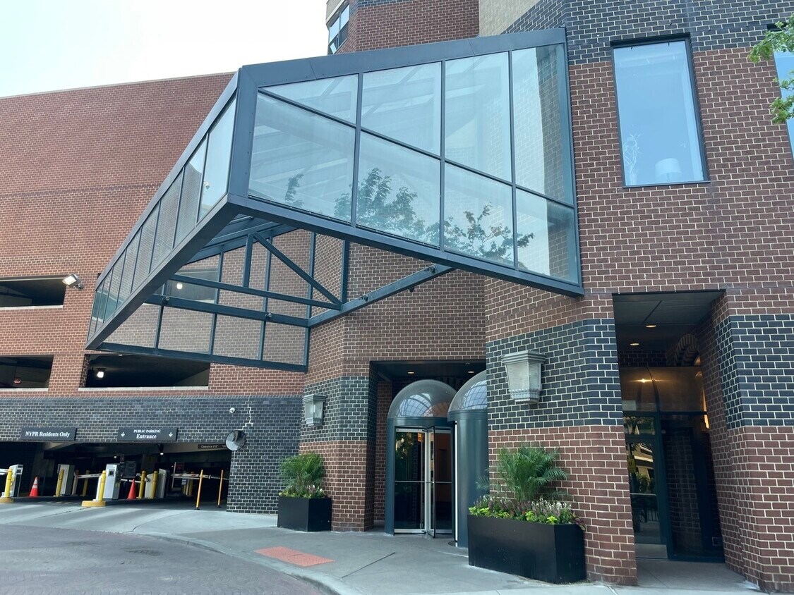 Foto principal - 3660 N Lake Shore Dr