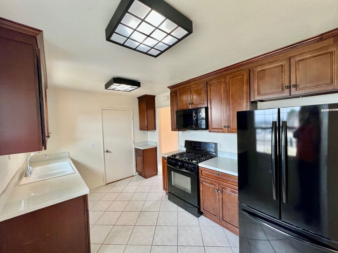 Foto principal - Stunning 2B/2BA house available w/ Large B...