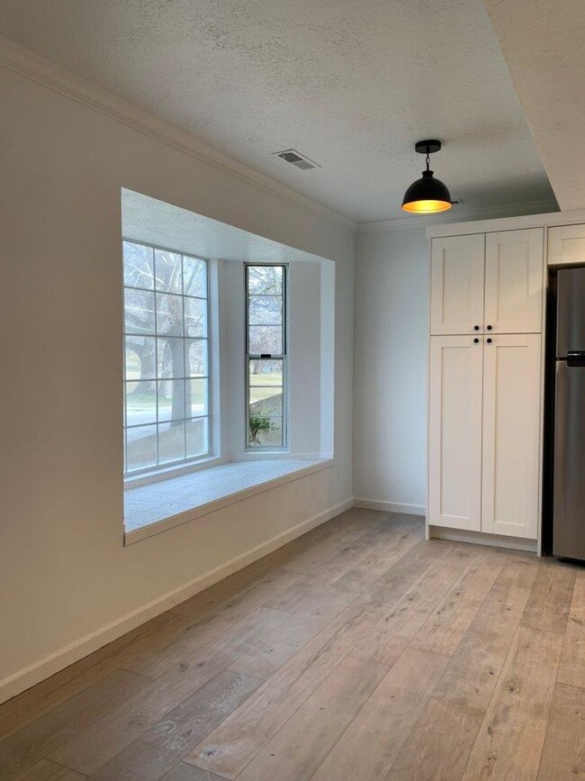 Building Photo - Beautiful Updated 2 Bed 1 Bath Condo for R...