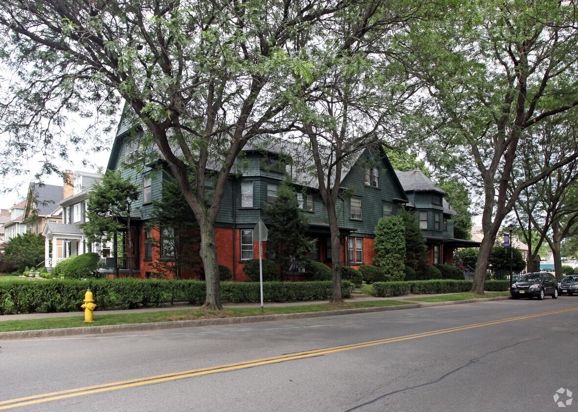 Primary Photo - 550-560 Park Ave