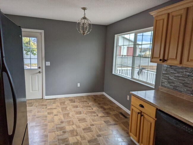 Building Photo - Large 4 bed/2 bath Orchards house - pet-fr...