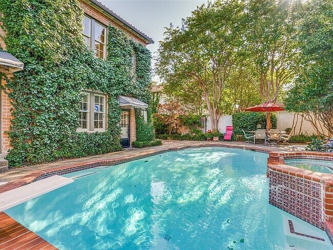 Foto del edificio - "Charming 3-Bedroom Home on University Blvd – Spacious 2402 Sq Ft with 2 Full Baths in Prime Univ...