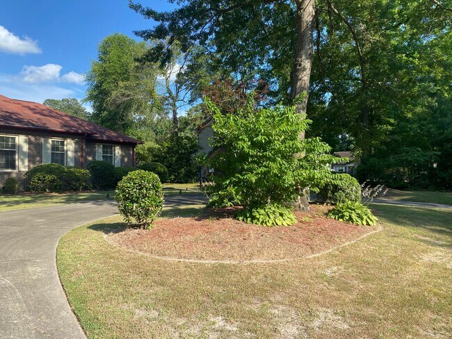 Foto del edificio - 3 Bedroom 3 Bath Brick Ranch