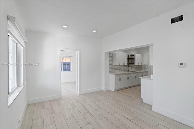 Building Photo - 641 E 44th St