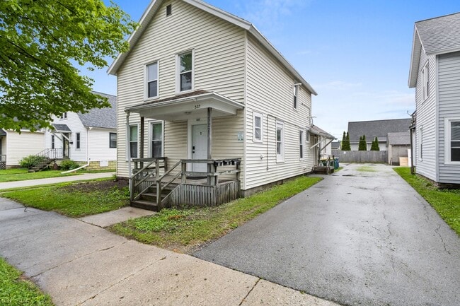 Building Photo - 527 5th St