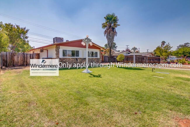 Building Photo - Beautiful Ranch Style home with a pool - A...