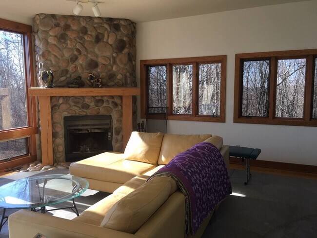 Foto del edificio - 29490 Hawkins Creek Rd