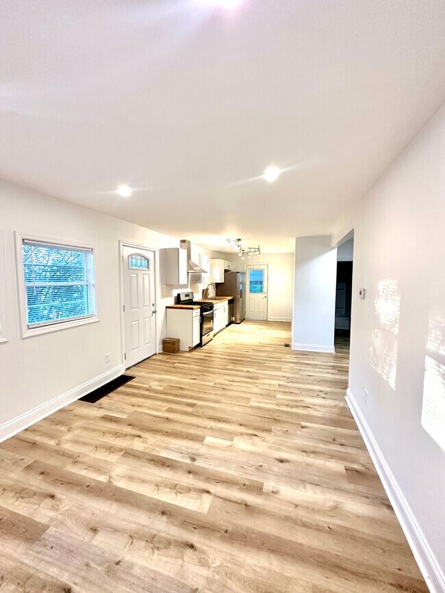 Building Photo - 4 Bed/1 Bath Home in Penn Hills-Completely...