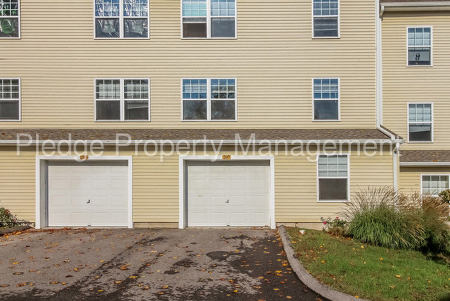 Building Photo - 205 River View Ln