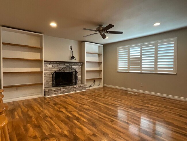 Building Photo - Beautiful 3 bedroom / 2 bathroom Home in C...