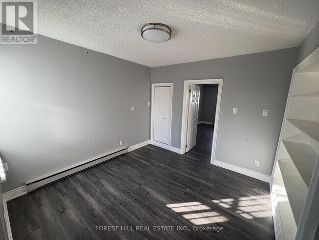 Photo du bâtiment - 739 The Queensway