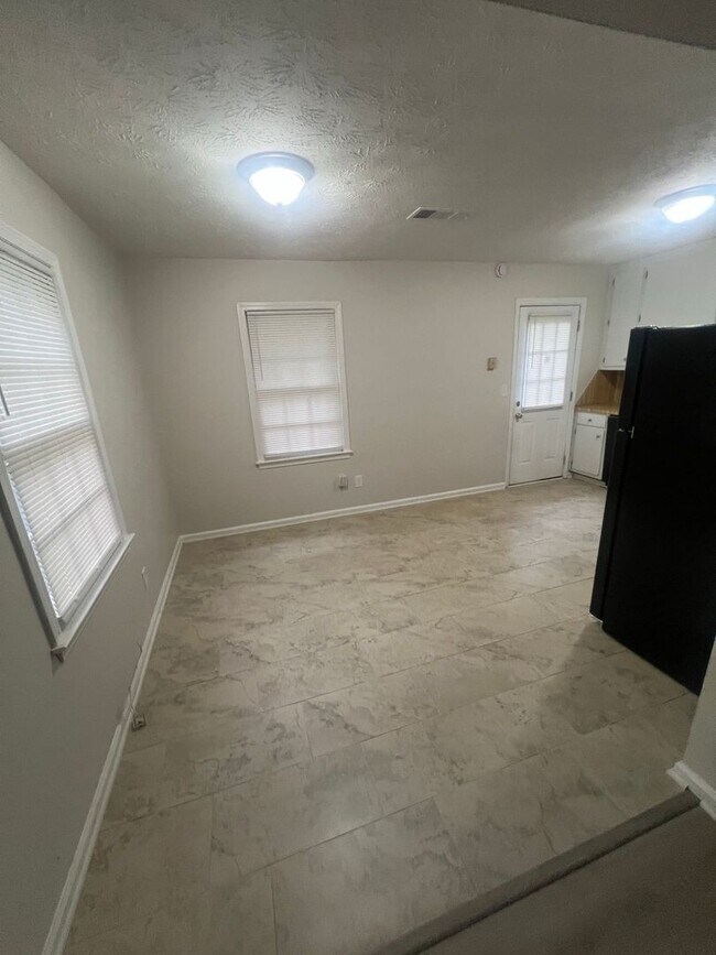 Foto del edificio - 416-418 Waterbury Drive