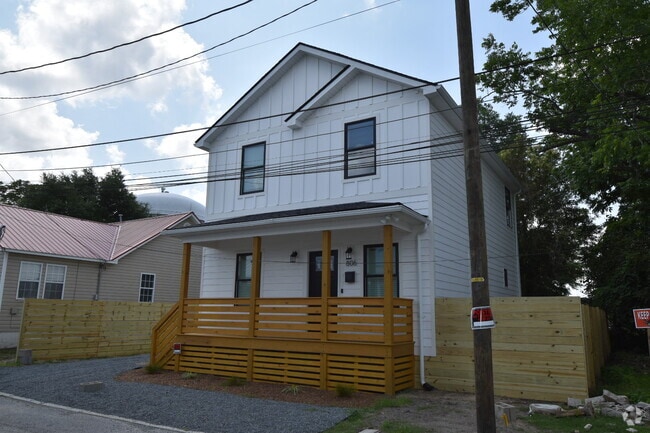 Building Photo - 806 Russell Aly