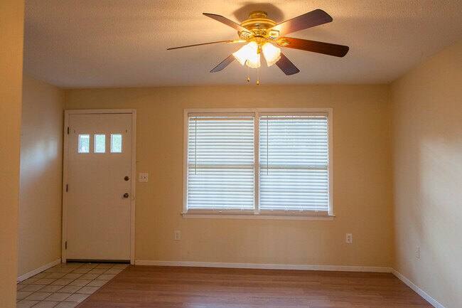 Sala de estar - 1805 King College Rd