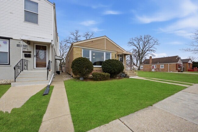 Building Photo - 4605 S Laramie Ave