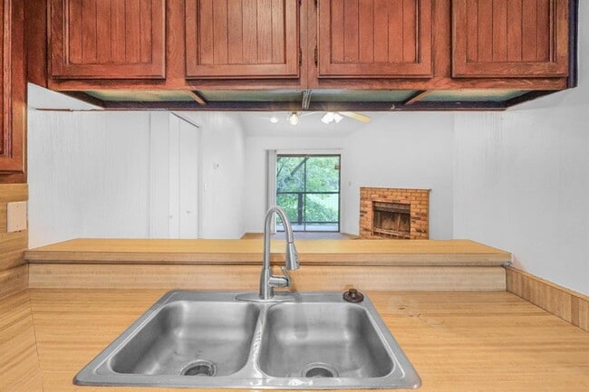 Foto del edificio - 421 W San Antonio St