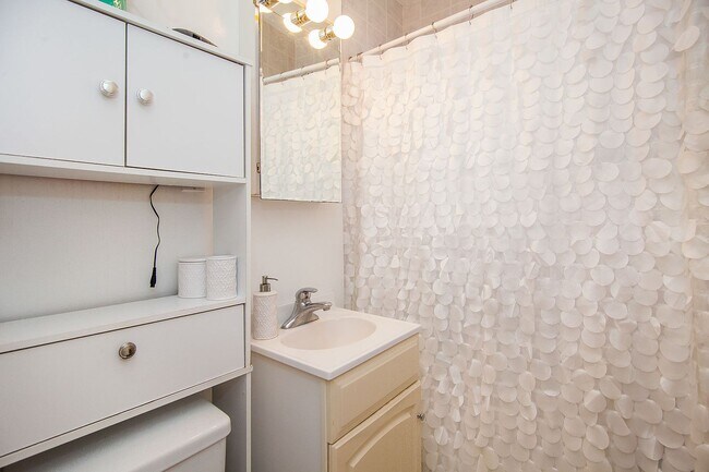 Foto del edificio - No Fee! Cat Friendly Apt w Ht/HW Included!...