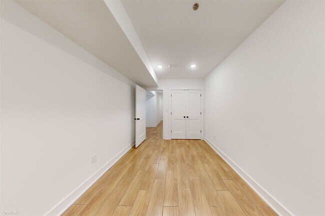 Foto del edificio - 3 br, 3 bath Triplex - 2554 FRANKFORD AVE ...