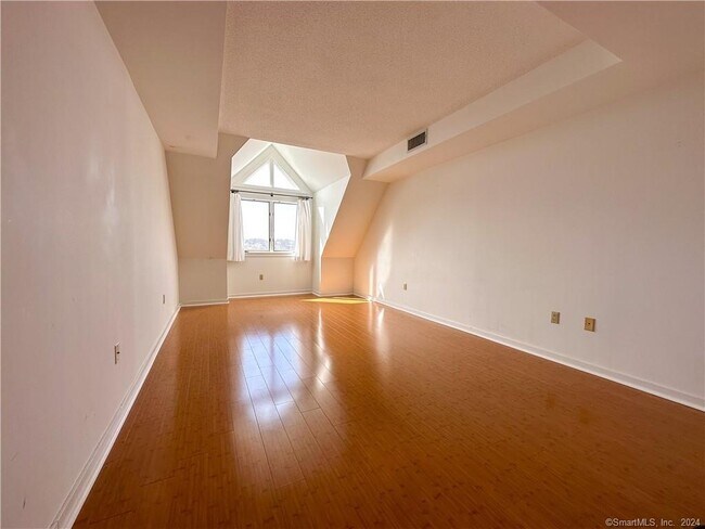 Building Photo - 424 Popes Island Rd